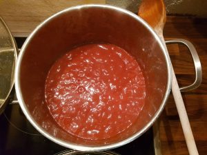 Currywurst-Sauce im Topf